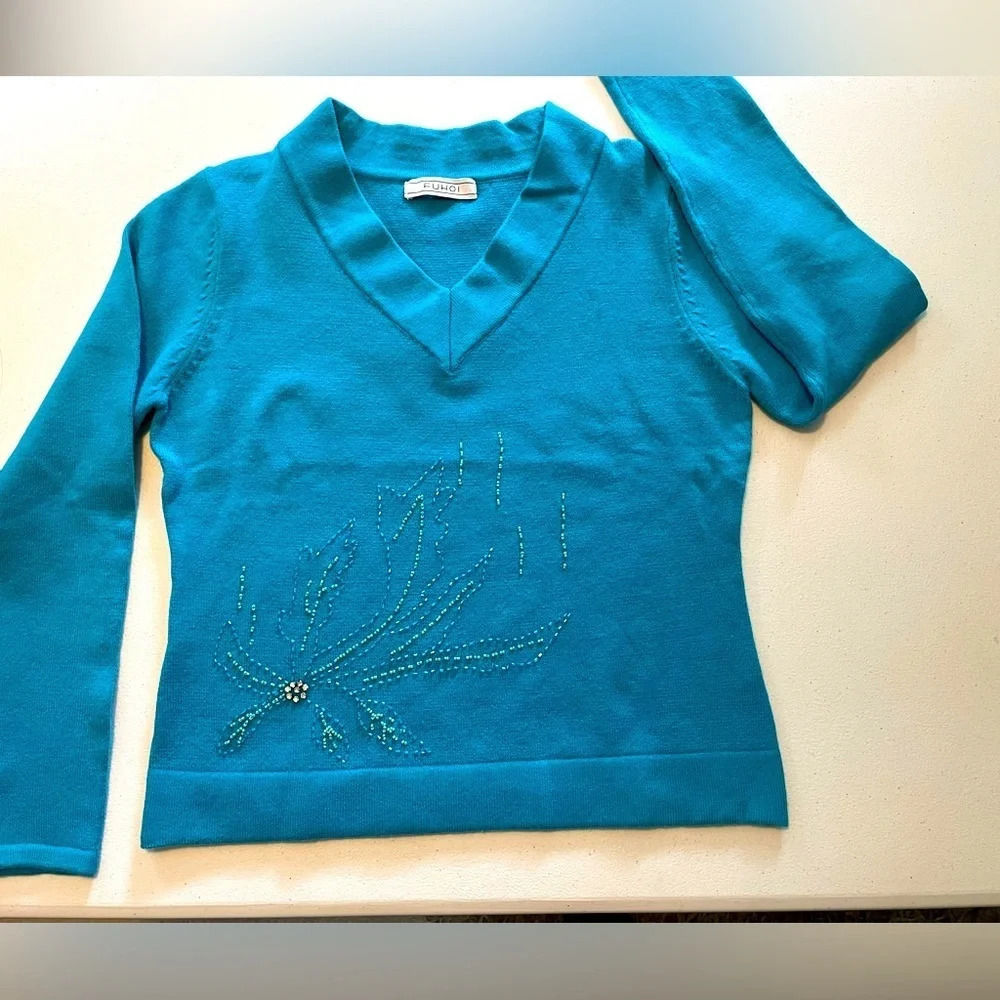 FUHOI cashmere 85%, 15% elastane sweater Long sleeve w/bead & rhinestone EUC.